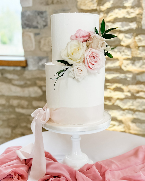 simple and stylish wedding cakes