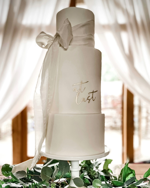 simple and stylish wedding cakes